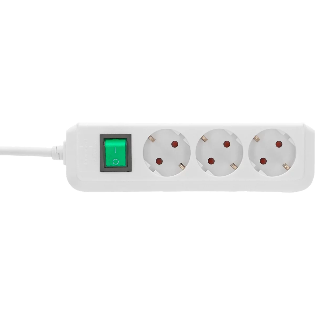 Weiße Mehrfachsteckdose mit grünem Schalter und drei Steckdosen. Der Stecker ist nicht zu sehen.