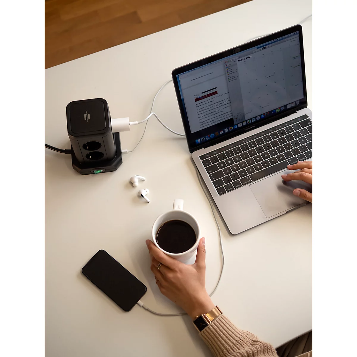 Brennenstuhl Steckdosenturm, 8-fach, 4 USB-Ladebuchsen, 45°-Anordnung, Ein-/Ausschalter, 2 m Kabel, schwarz