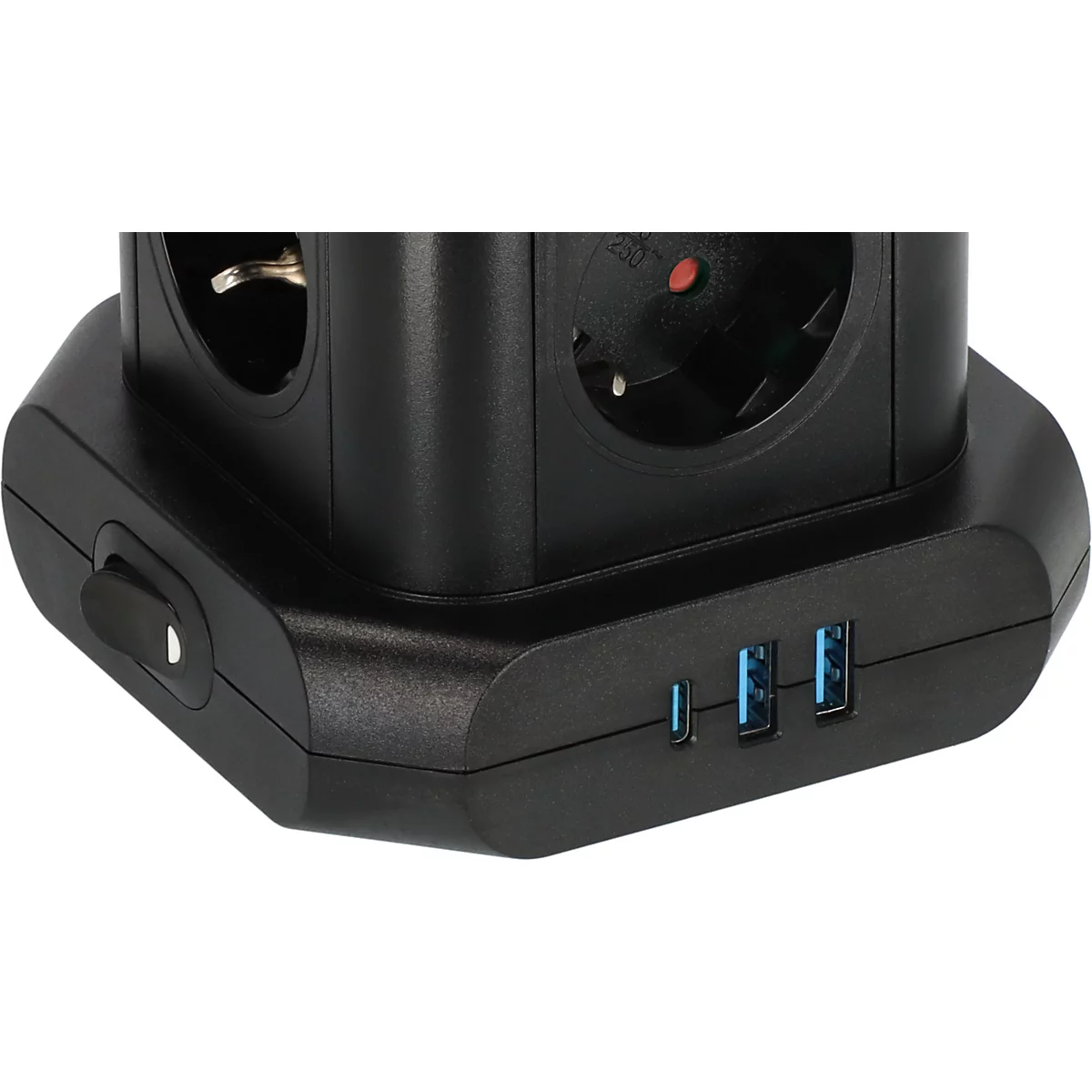 Schwarze Mehrfachsteckdose mit USB-Anschlüssen. Der Netzschalter ist sichtbar, daneben drei USB-Ports.