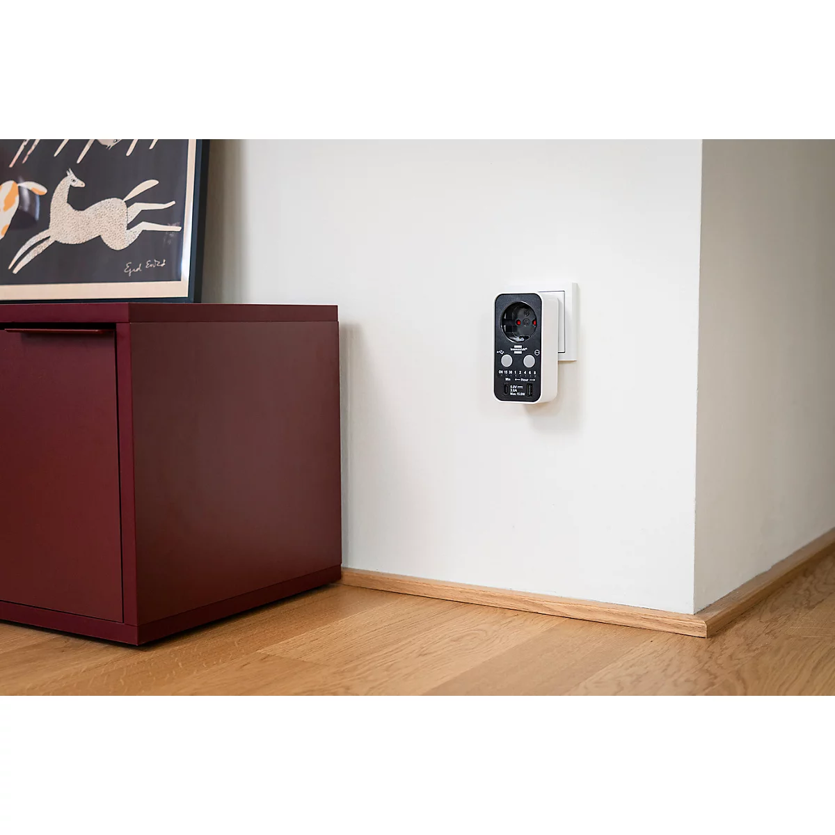 Zwarte adapter met stopcontact, USB-poorten, grijze knoppen en de tekst "brennenstuhl".