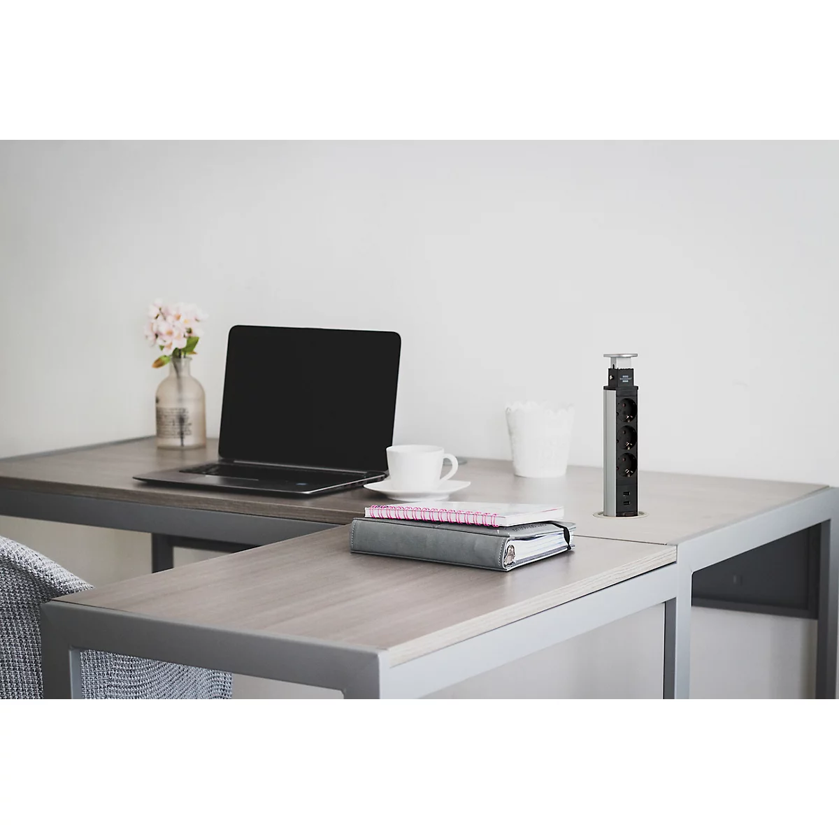 Brennenstuhl Tower Power Alu-Tischsteckdosenleiste, 3 Schutzkontaktstecker in 45°-Anordnung, 2 USB Stecker, versenkbar, 2 m Kabel, L 335 x B 85 x T 120 mm, silber/schwarz