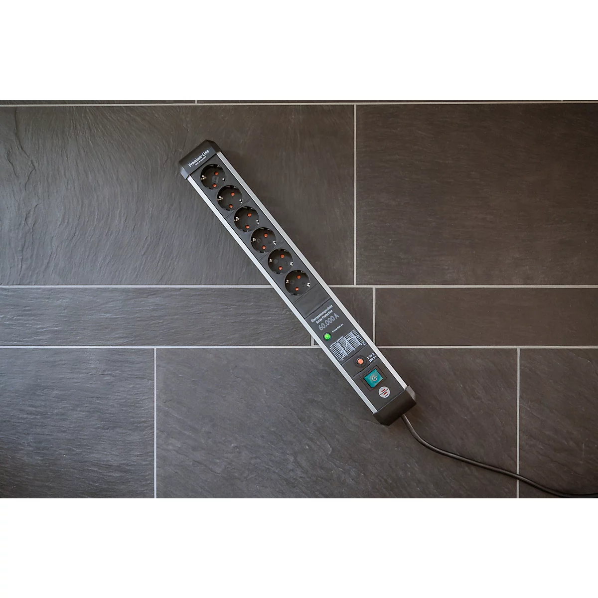 Mehrfachstecker mit sieben Steckdosen, silber-schwarz, Stecker ist im rechten Winkel abgebildet.