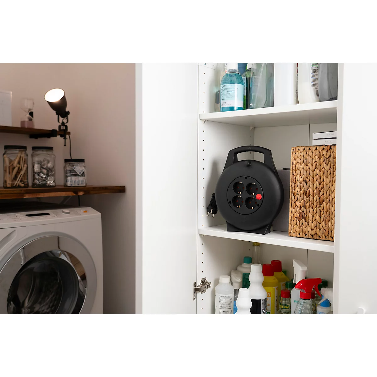 Enrouleur de câble noir, prise avec deux broches. Bouton rouge.