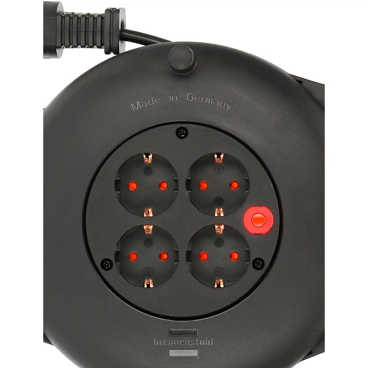 Waschküche. Waschmaschine links, Regale mit Reinigungsmitteln, Kabeltrommel in Schrank, Holzregal mit Gläsern.