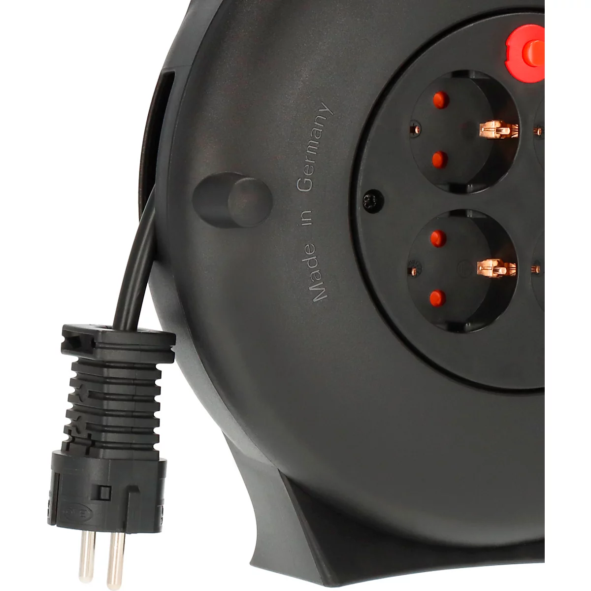 Detailaufnahme einer schwarzen Kabeltrommel mit Stecker und Steckdosen. Aufschrift 'Made in Germany'.