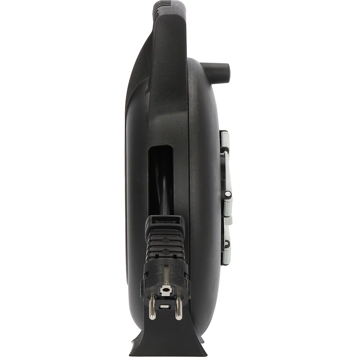 Detailaufnahme einer schwarzen Kabeltrommel mit Stecker und Steckdosen. Aufschrift 'Made in Germany'.