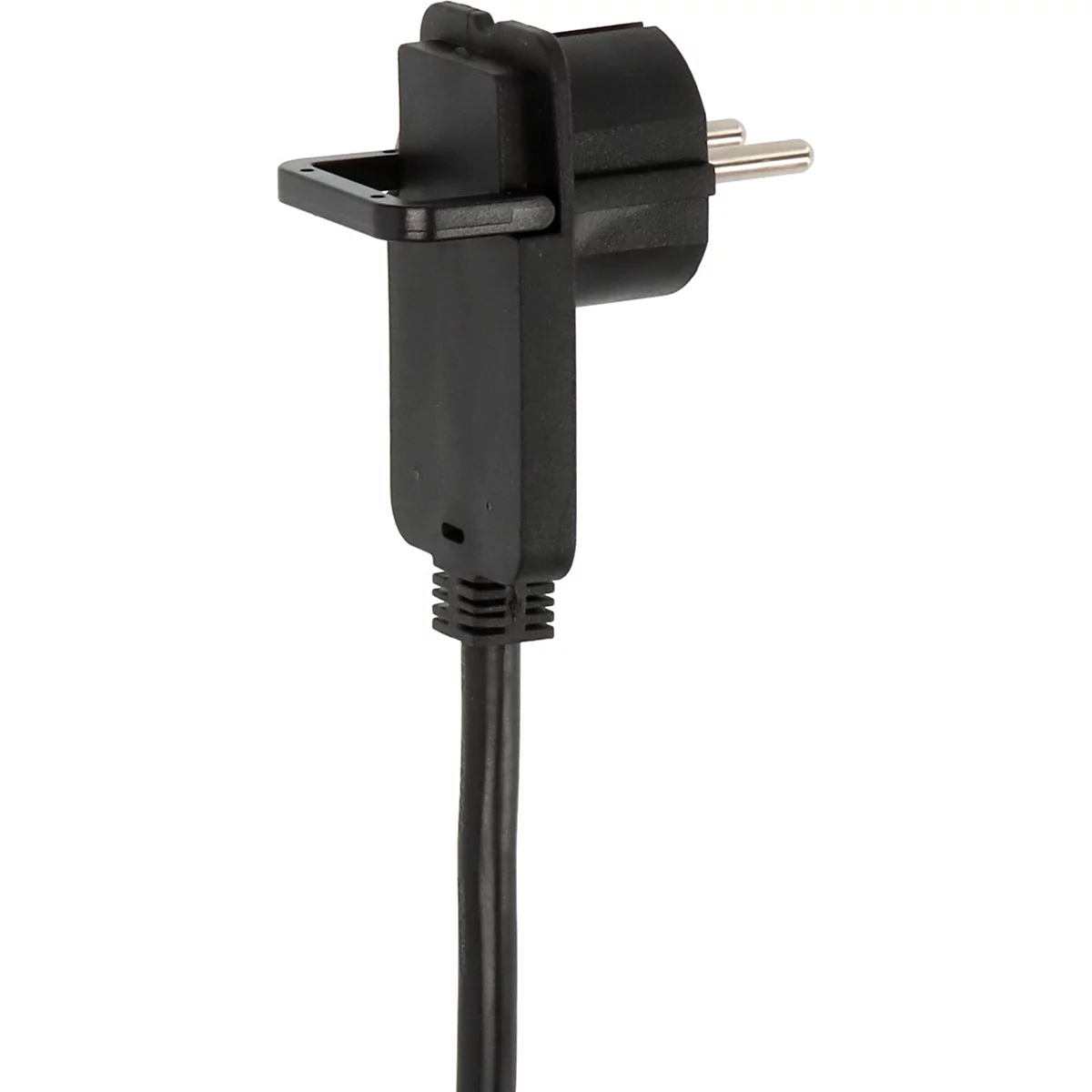 Ein schwarzes Netzkabel steckt in einer weißen Steckdose an einer weiß getünchten Wand.