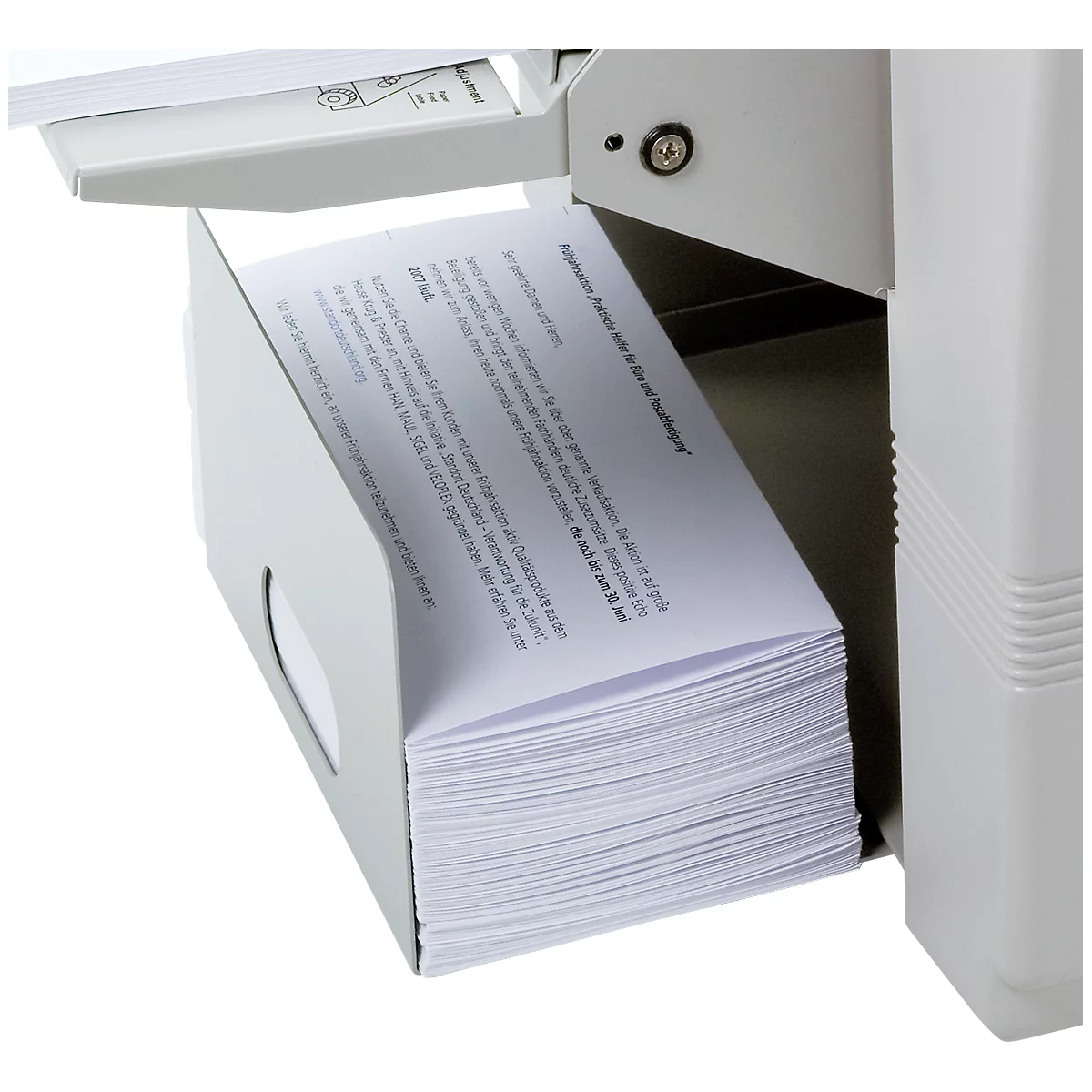 Nahaufnahme eines Druckers mit Papierausgabefach, gefüllt mit gedruckten Dokumenten.