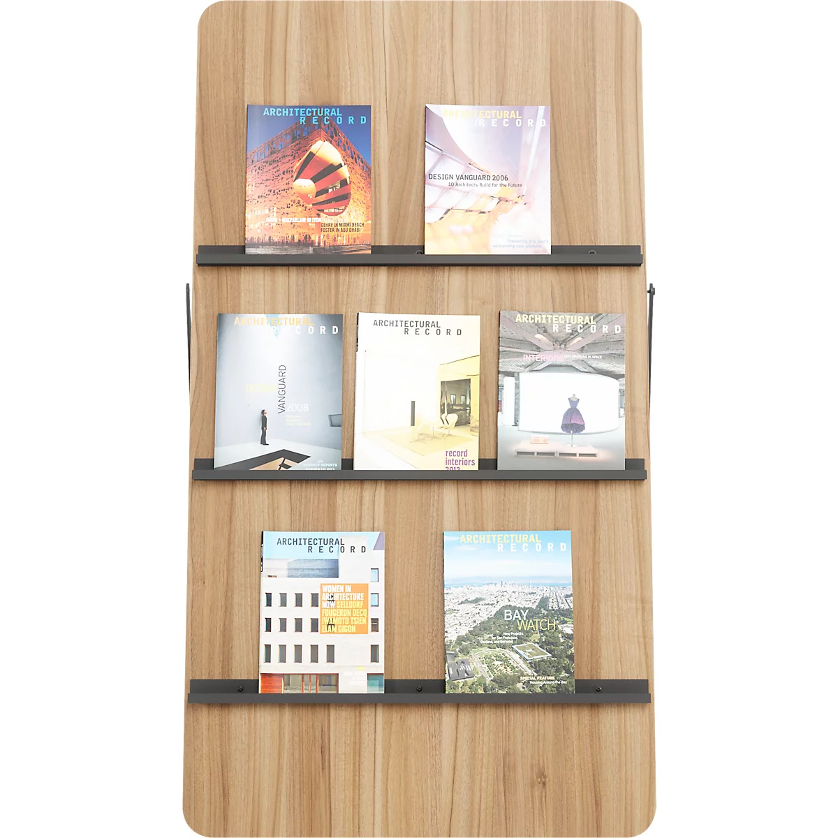 Houten boekenrek met tijdschriften. Tijdschriften bevatten architectuur, titels en afbeeldingen van gebouwen en landschappen.