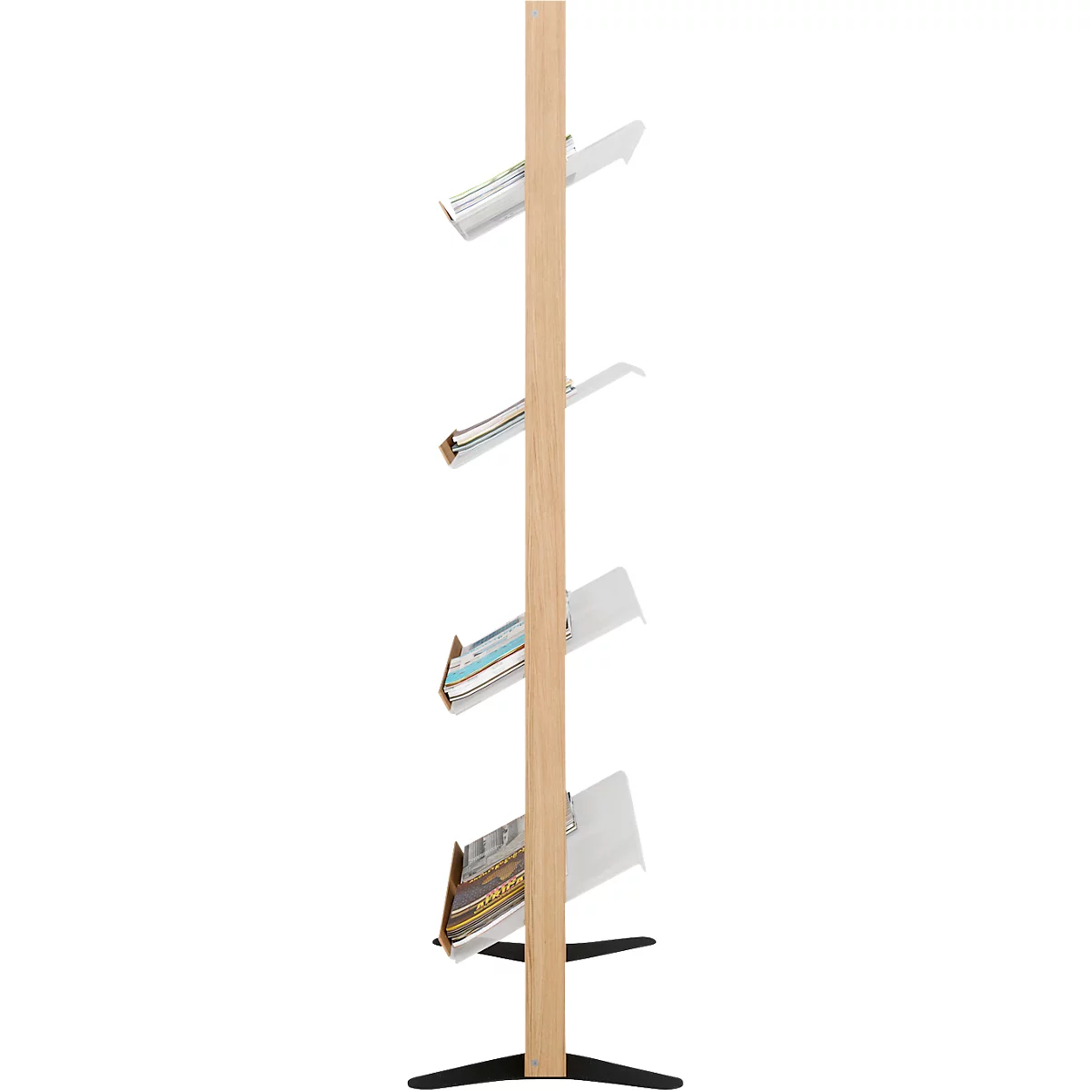 Een krantenstandaard met meerdere niveaus, met een houten frame en witte planken. Er liggen kranten en tijdschriften op de planken.