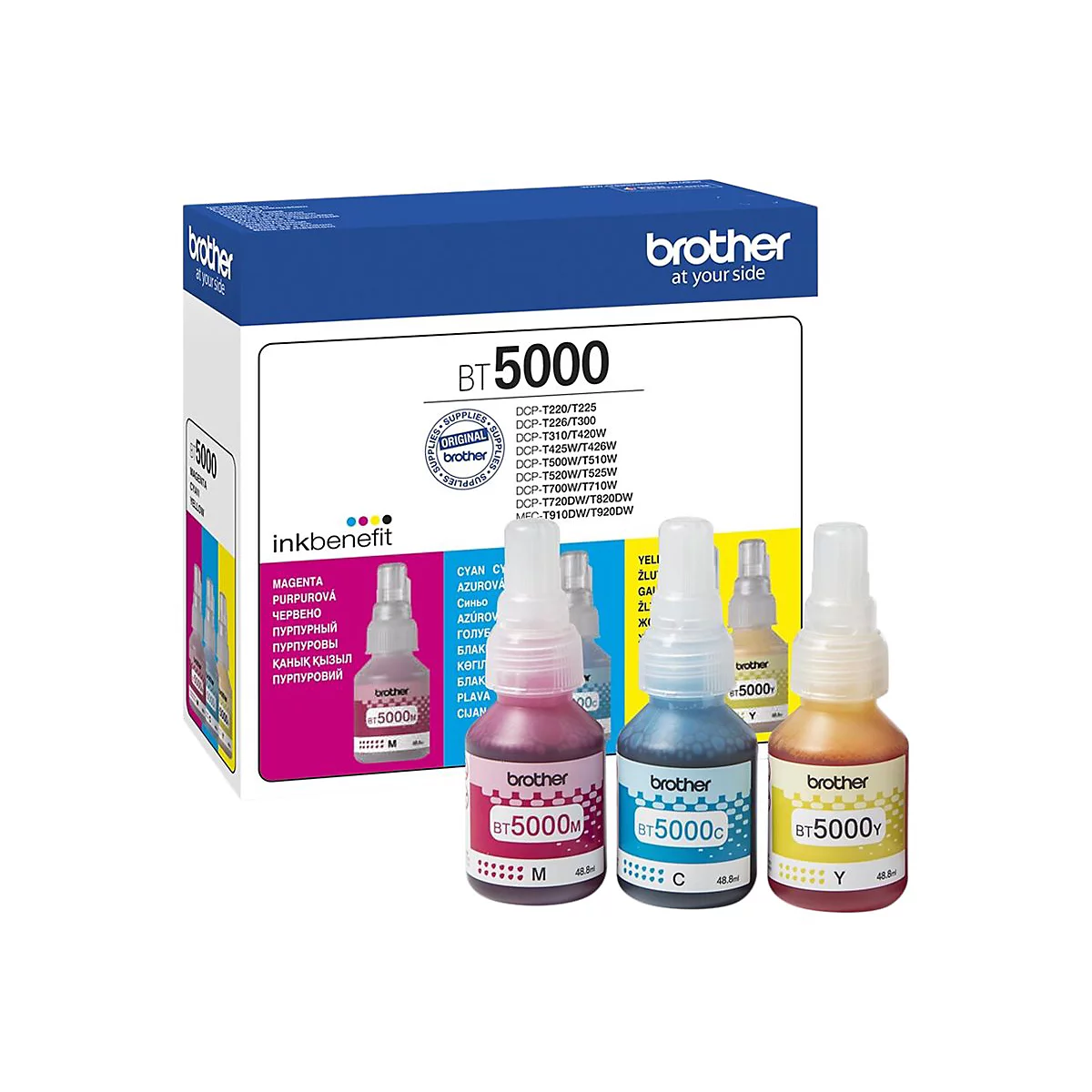 Drei Tintenflaschen vor einem Karton mit der Aufschrift Brother BT5000. Die Flaschen sind magenta, blau und gelb, die Kartusche zeigt Informationen.