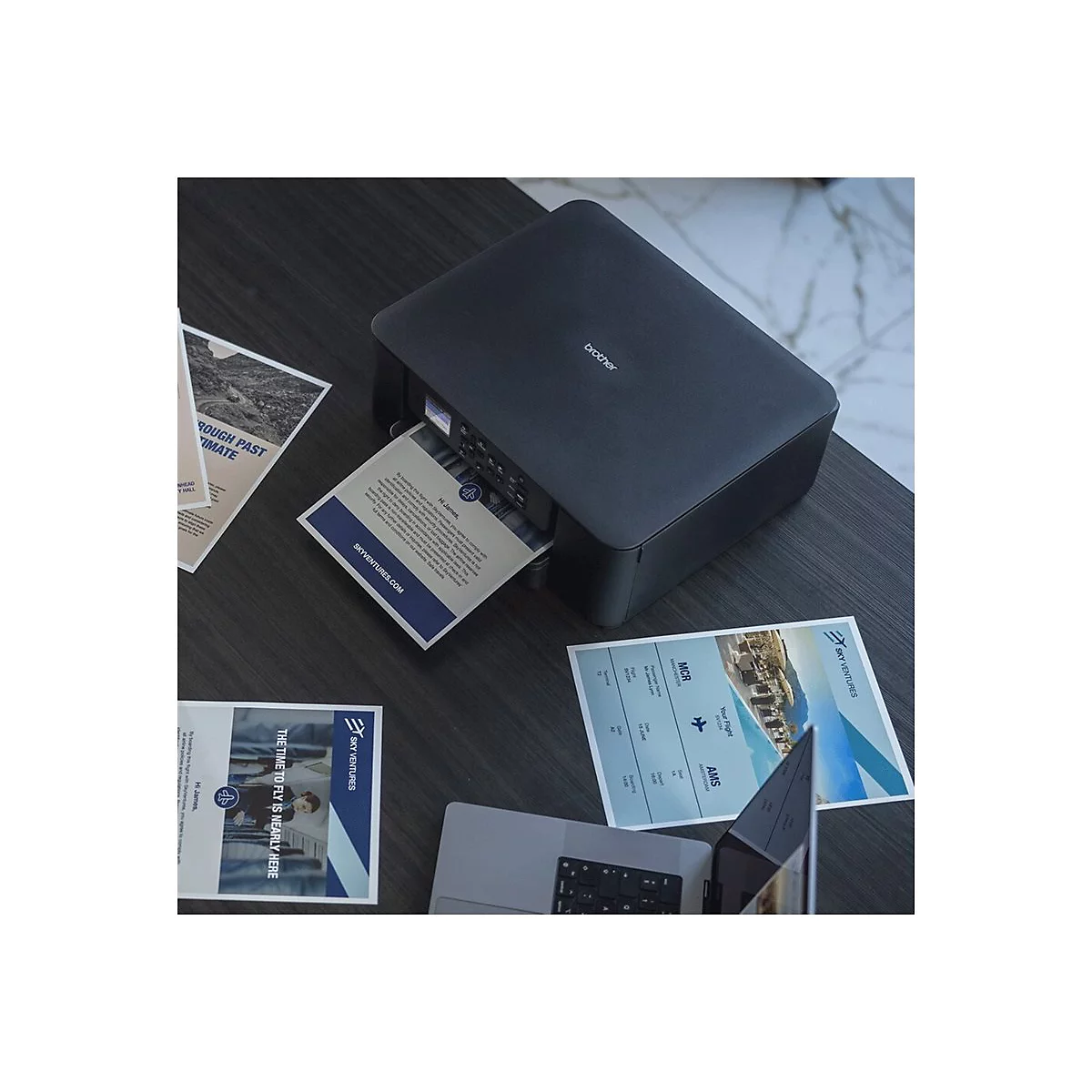 Schwarzer Drucker druckt Dokumente. Auf den Blättern ist "SKY VENTURES" zu lesen. Ein Laptop liegt daneben.