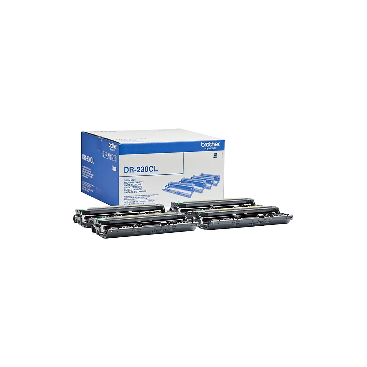 Ein Karton und Trommeleinheiten von Brother, DR-230CL. Der Karton ist blau und weiß, mit Produktinformationen. Vier Trommeleinheiten sind aufgereiht.