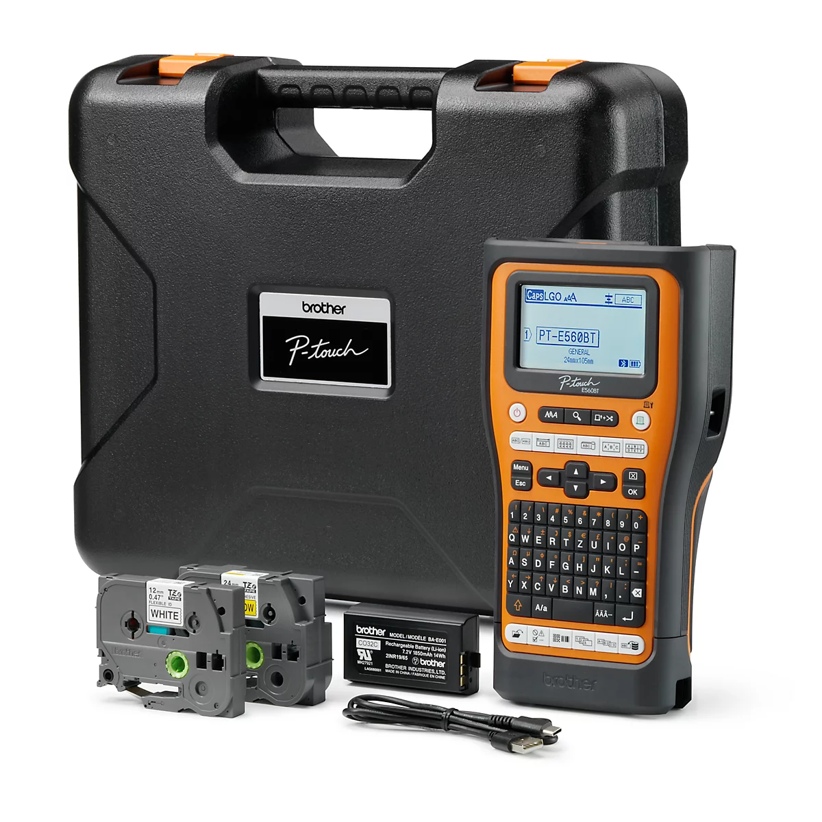 Étiqueteuse Brother P-touch noire et orange avec accessoires, dont un étui et des rubans d'étiquettes.