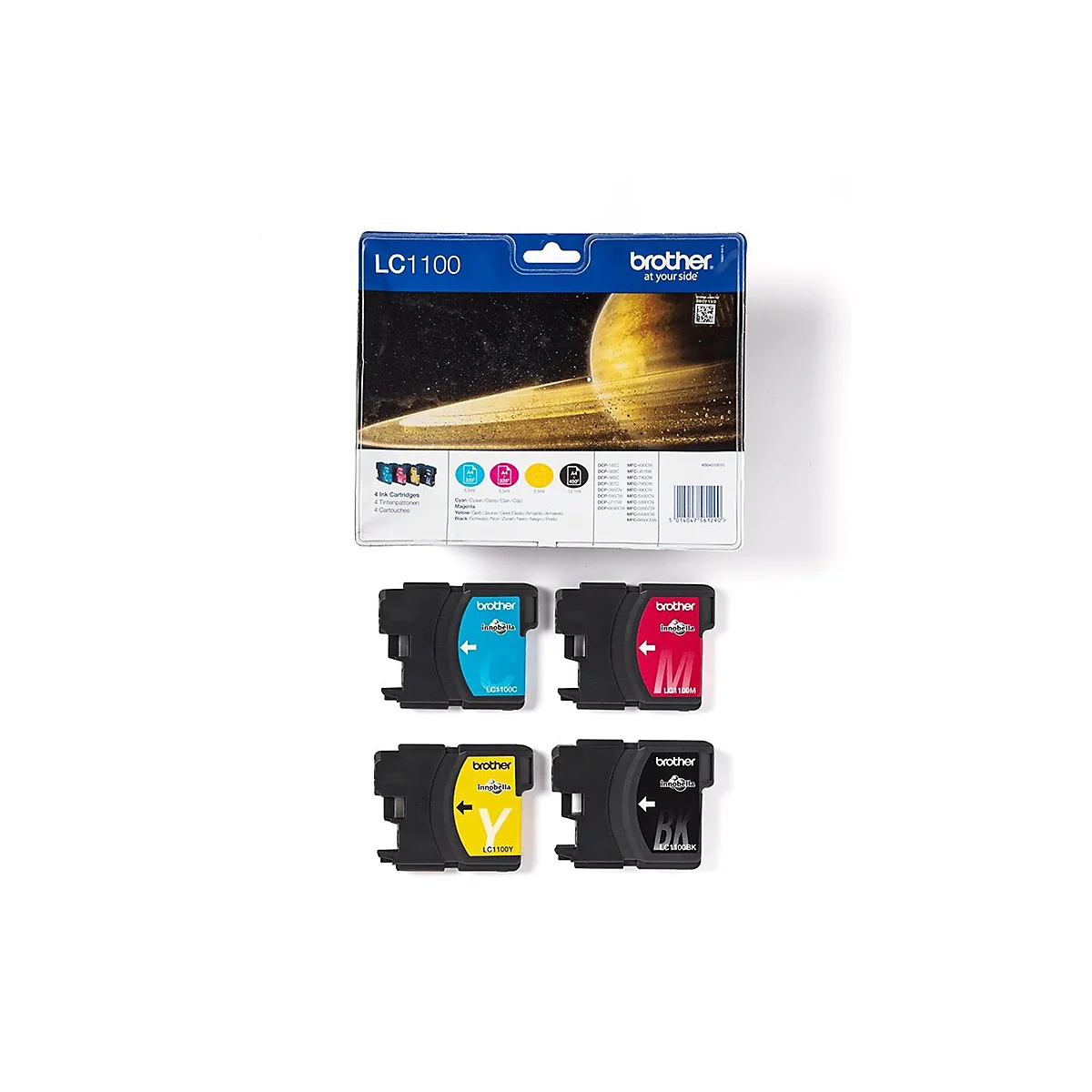 Vier Brother LC1100 Tintenpatronen in Cyan, Magenta, Gelb und Schwarz vor ihrer Originalverpackung auf weißem Hintergrund.