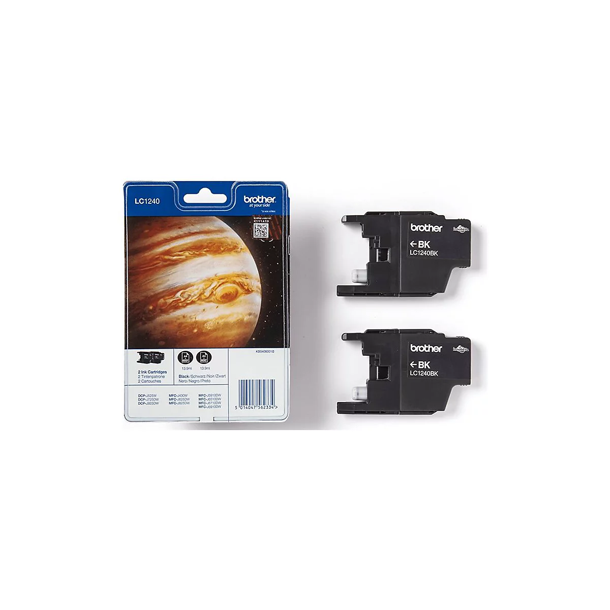 Eine Packung und zwei schwarze Druckerpatronen von Brother. Auf der Verpackung ist ein Bild vom Jupiter abgebildet.