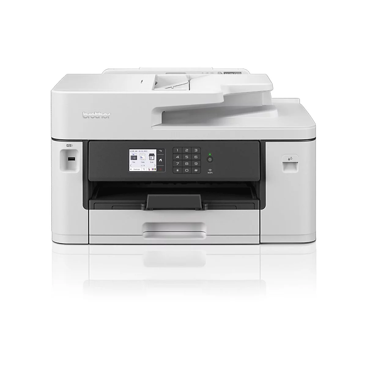 Weißer Brother-Multifunktionsdrucker vor weißem Hintergrund. Sichtbar sind Display, Tastenfeld, Papierausgabe und -fach.