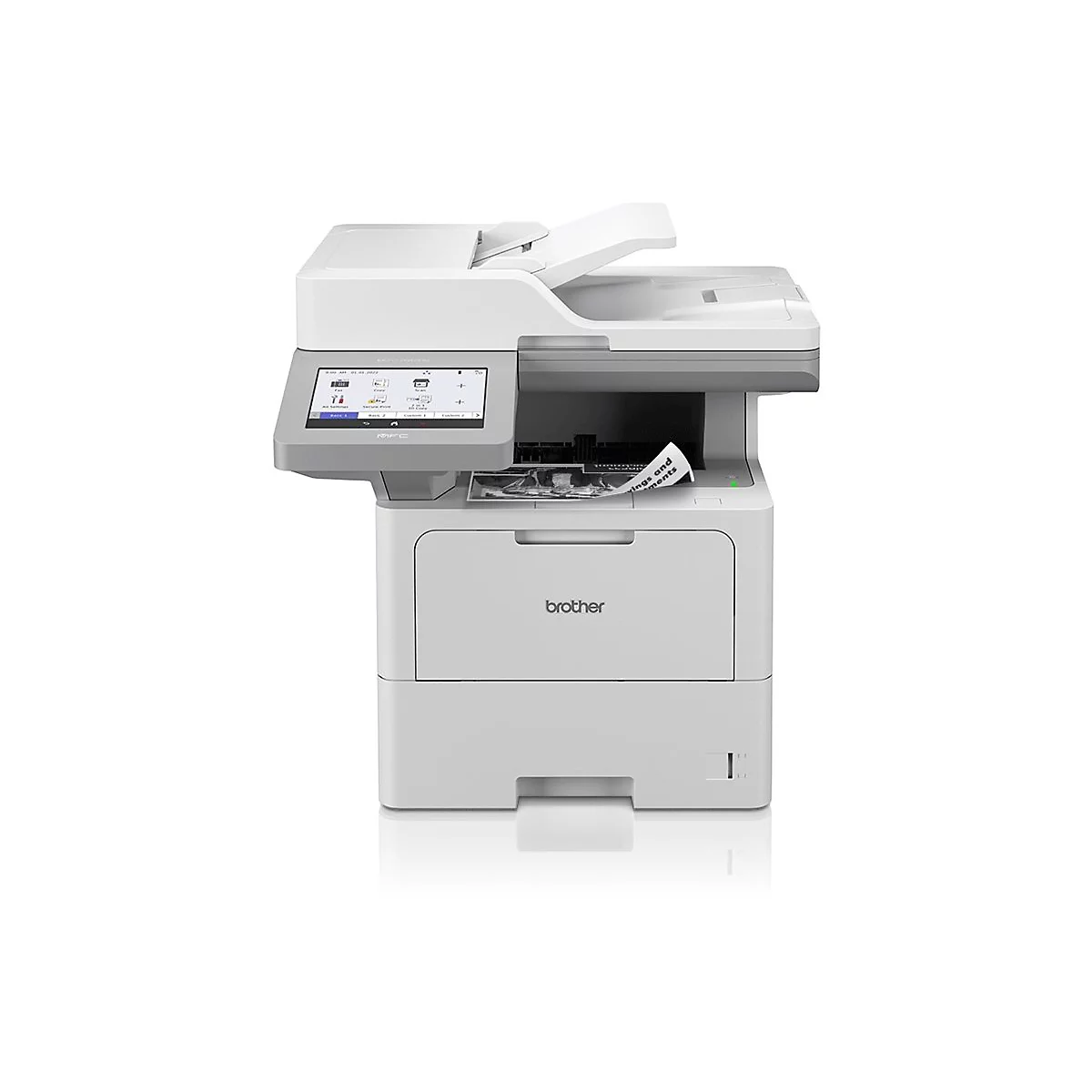 Weißer Brother Multifunktionsdrucker vor neutralem Hintergrund mit Touchscreen-Display und ausgedrucktem Blatt.