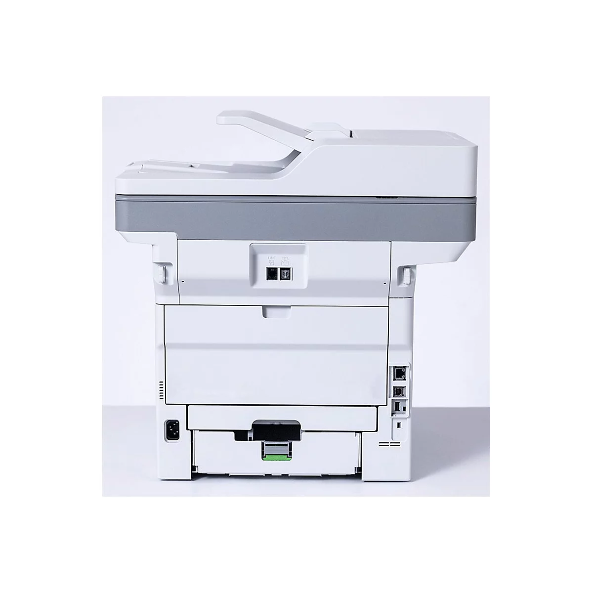 Ein weißer Drucker mit grauen Akzenten, von hinten fotografiert. Obere Klappe offen, darunter Papierzufuhr.