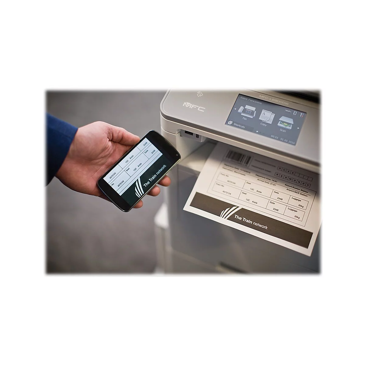 Eine Hand hält ein Smartphone mit einem Zugticket, daneben ein Drucker, der das Ticket ausdruckt.