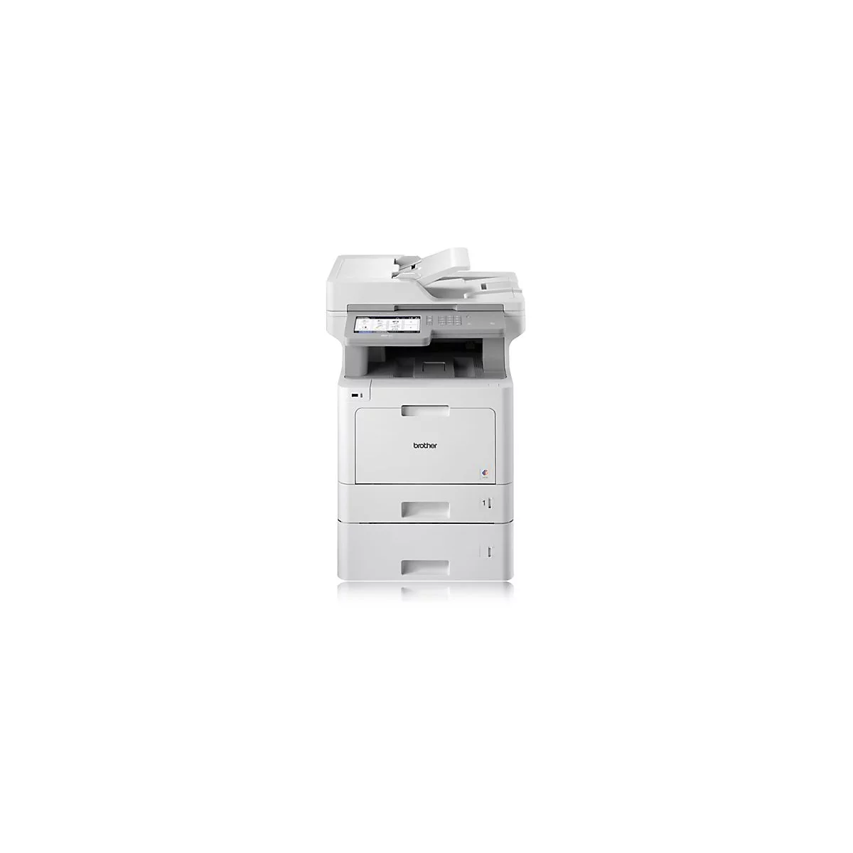 Weißer Multifunktionsdrucker von Brother, Ansicht von vorne. Oben befinden sich ein Scanner, ein Bedienfeld und eine Papierausgabe. Darunter befinden sich zwei Papierschubladen.