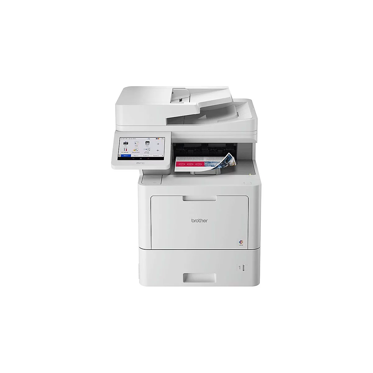 Weißer Drucker mit Touchscreen, Papierauswurf und geöffnetem Scannerdeckel. Auf dem Touchscreen Symbole und Menüs, Papier wird bedruckt.