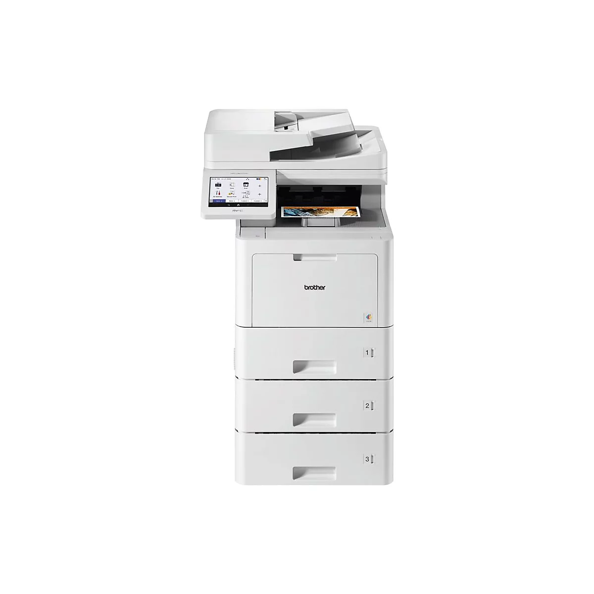 Weißer Brother-Multifunktionsdrucker auf weißem Hintergrund. Sichtbar sind Touchscreen, Papierschubladen und das Brother-Logo.