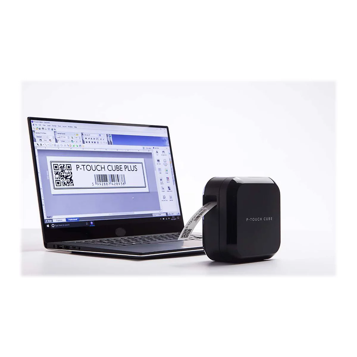 Ein Laptop mit Etikettendrucker. Auf dem Bildschirm ein Label mit QR-Code und Barcode. Das Label wird gerade gedruckt.