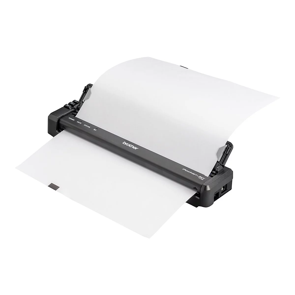 Mobiler Drucker von Brother. Das Gerät, schwarz, druckt Papier aus. Das Papier ist an beiden Enden sichtbar. Der Schriftzug Brother ist lesbar.