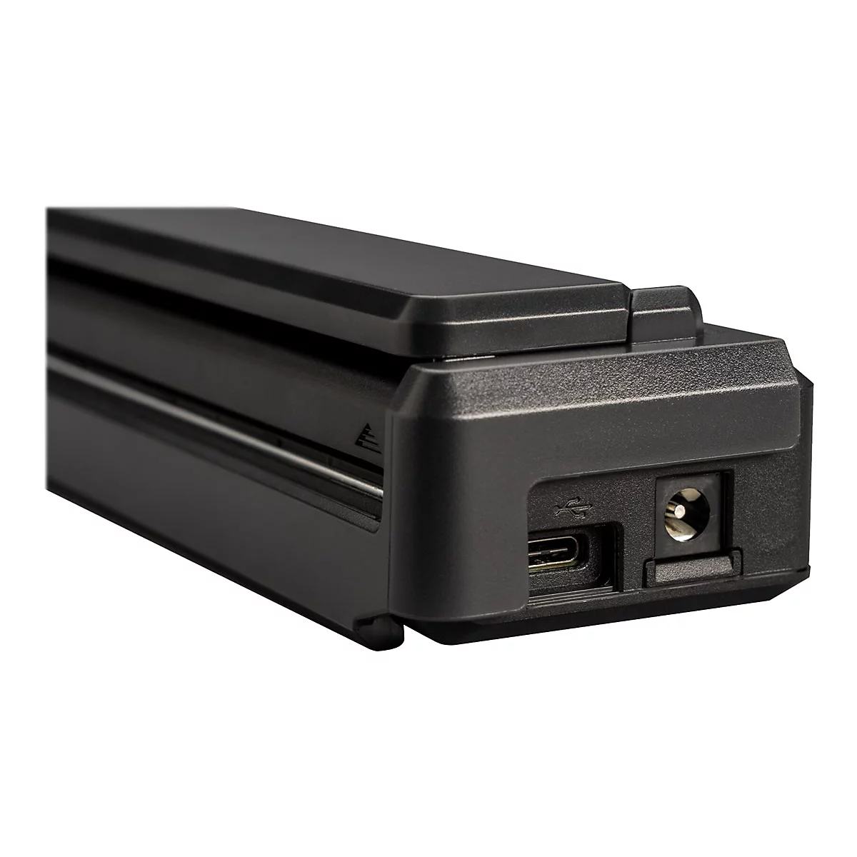 Nahaufnahme eines schwarzen elektronischen Geräts mit USB-C-Anschluss und Stromanschluss.