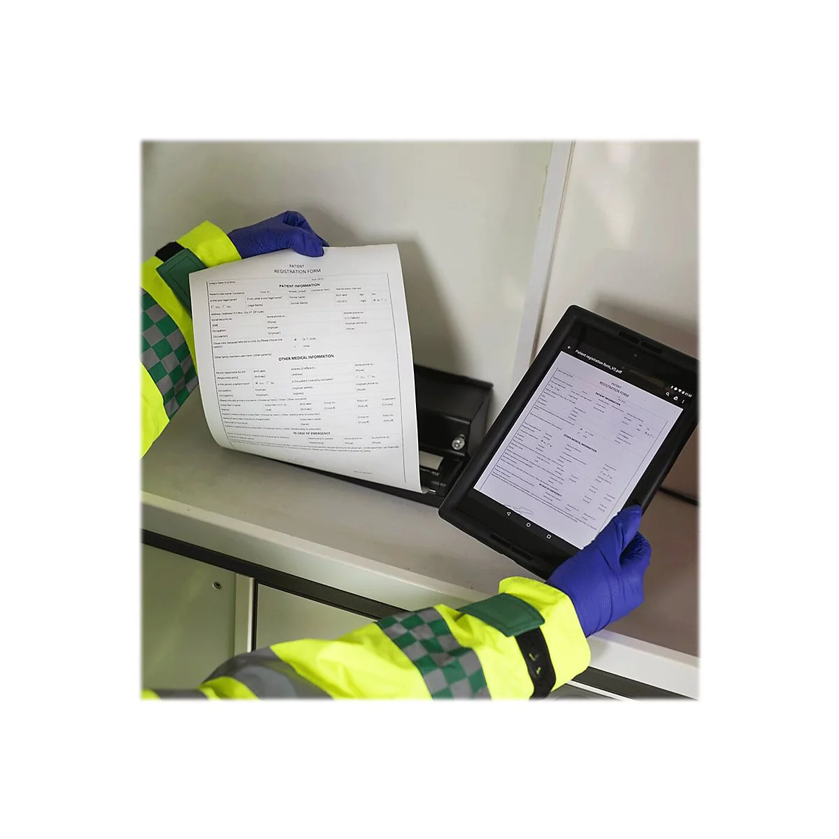 Sanitäter hält Registrierungsformular und Tablet mit demselben Formular. Formular und Tablet sind im Bildausschnitt fokussiert.