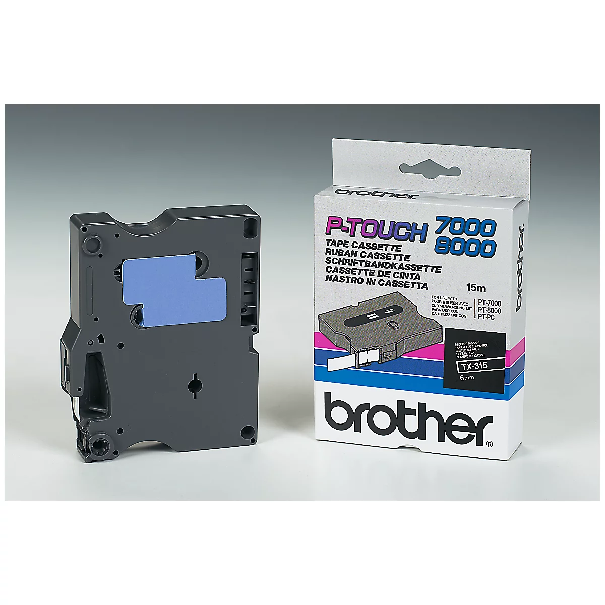 Graue Etikettenkassette und Verpackung von Brother. Auf der Verpackung steht "P-Touch 7000 8000".