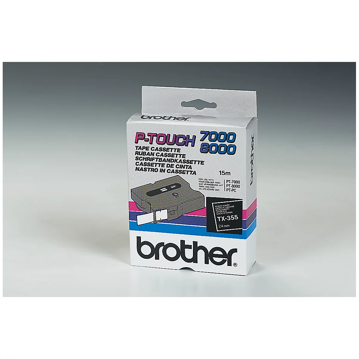 Eine Brother P-Touch Beschriftungskassetten-Verpackung, weiß mit blau-violetten Streifen. Der Schriftzug "P-Touch" und "Brother" sind sichtbar.