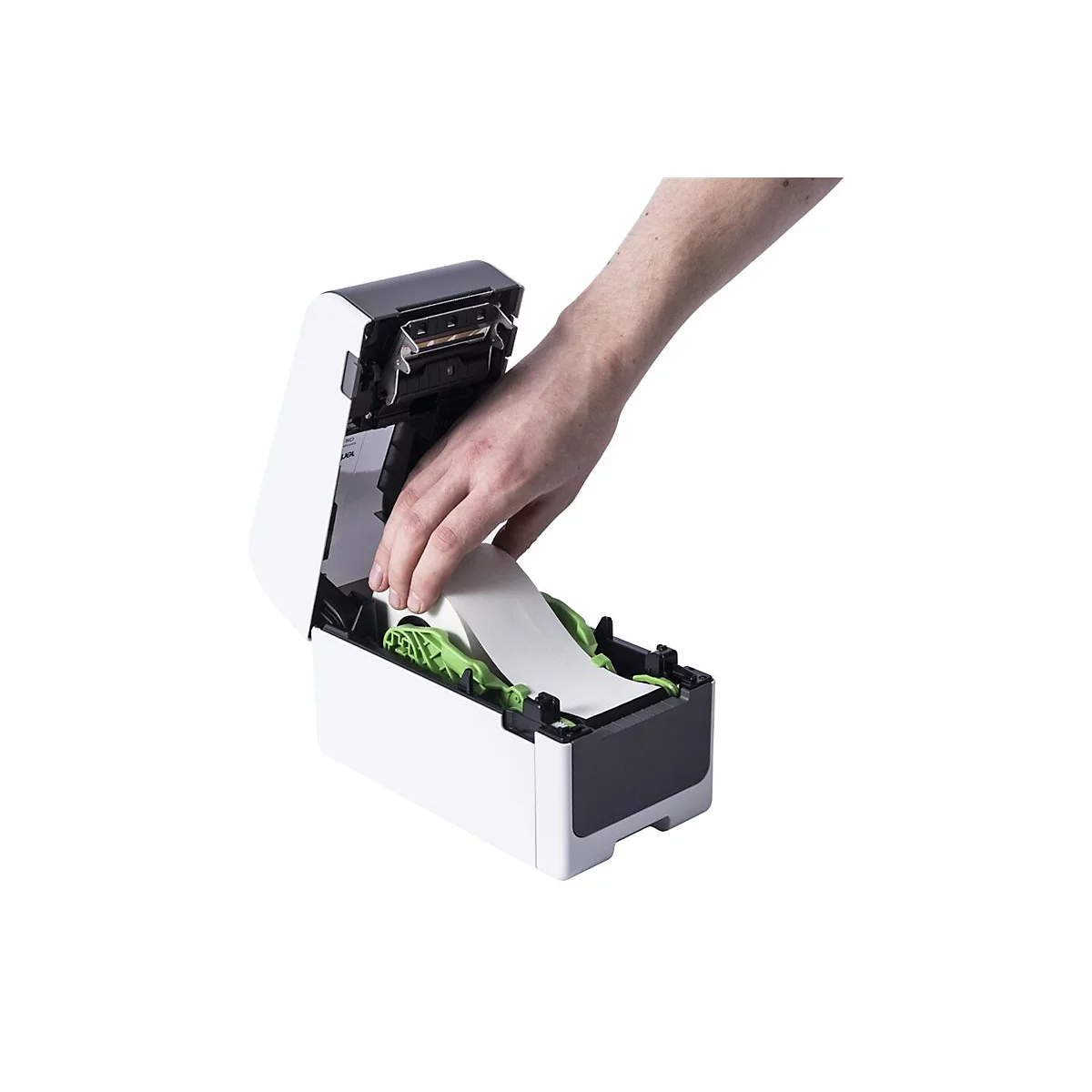 Eine Hand legt Papier in einen weißen Etikettendrucker ein. Der Drucker hat eine schwarze Oberseite und grüne Elemente.