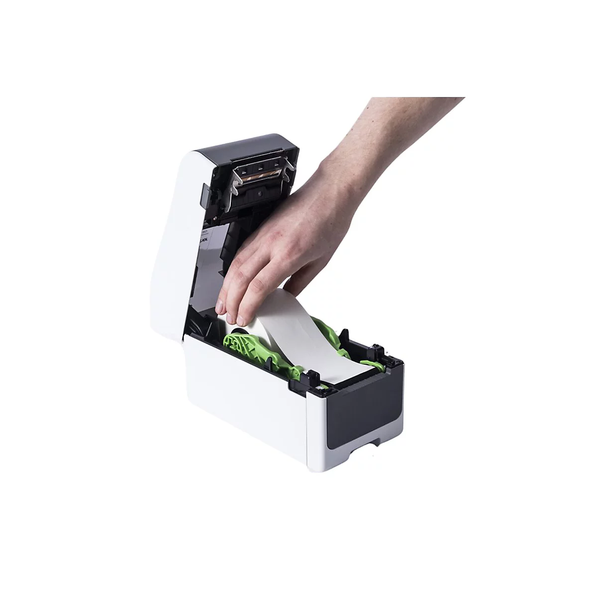 Eine Hand legt Papier in einen Etikettendrucker ein. Der Drucker ist weiß, mit grünen und schwarzen Akzenten.