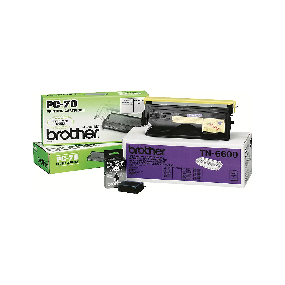 Diverses cartouches et accessoires d'imprimante Brother sont disposés sur un fond blanc. Les cartouches sont emballées dans des boîtes étiquetées PC-70 et TN-6600.