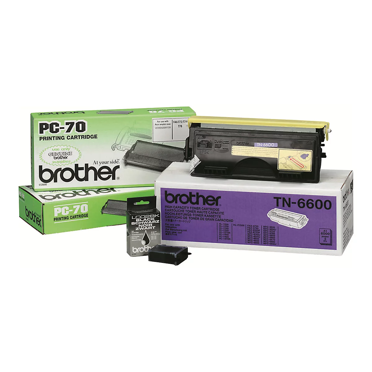 Mehrere Brother-Druckerpatronen und -Toner auf weißem Grund. Auf den Kartons steht Brother und Produktbezeichnungen, wie PC-70 und TN-6600.