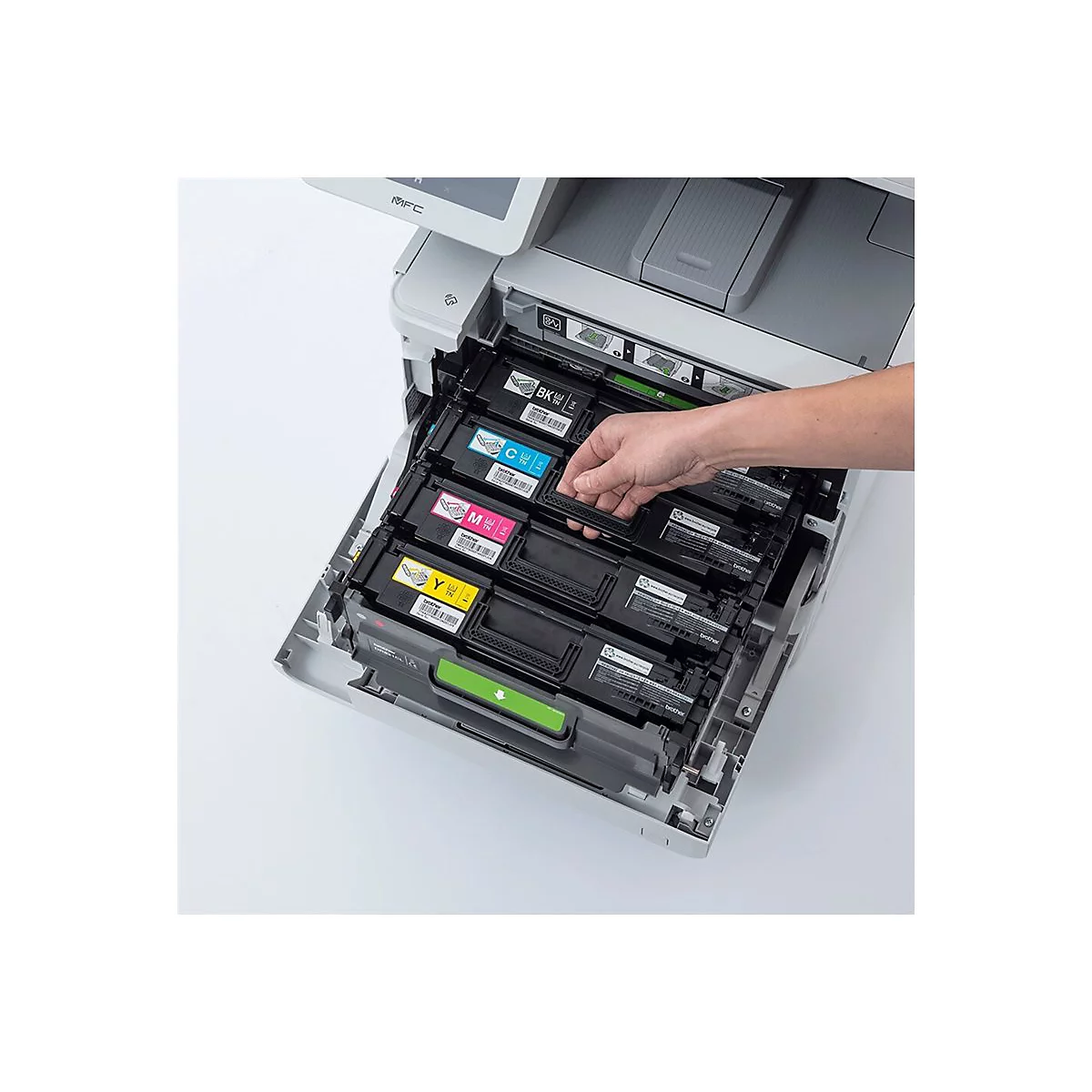 Nahaufnahme einer Person, die eine Druckerpatrone in einen Drucker einsetzt. Farben: Schwarz, Cyan, Magenta, Gelb. Die Farben sind farblich markiert.