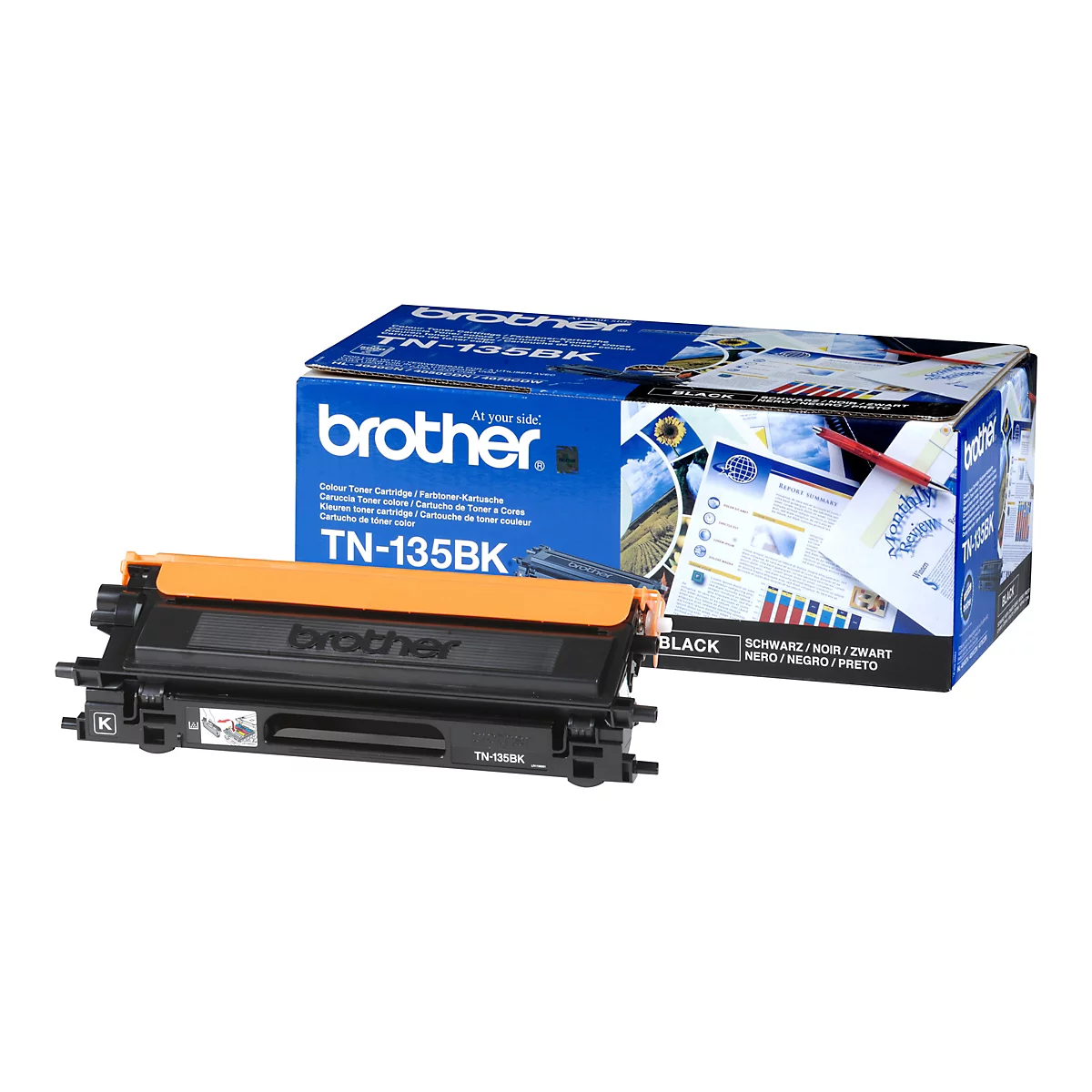 Ein schwarzer Brother-Toner TN-135BK und die dazugehörige Verpackung. Die Verpackung ist blau und weiß mit der Aufschrift Brother und TN-135BK.