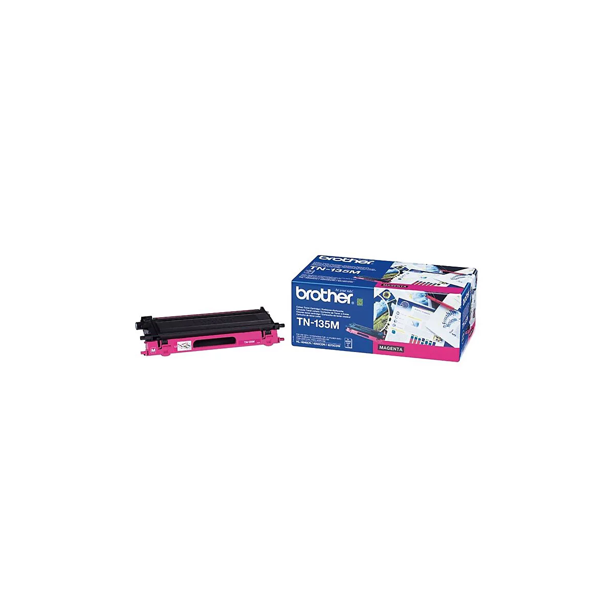 Eine magenta Tonerkartusche und die dazugehörige Verpackung vor weißem Hintergrund. Auf der Verpackung steht "Brother TN-135M".