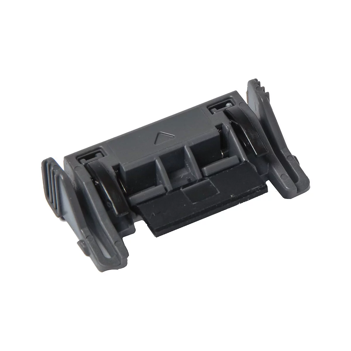 Grauer Kunststoff-Clip mit schwarzen Elementen, Detailaufnahme. Dreieck-Markierung.