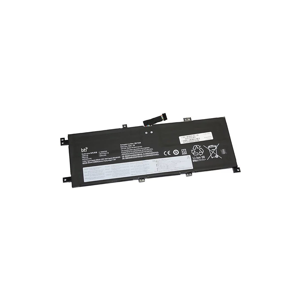 Eine Laptop-Batterie, rechteckig, schwarz, mit Aufklebern, Logos und Warnhinweisen. Ein Stecker ragt heraus.