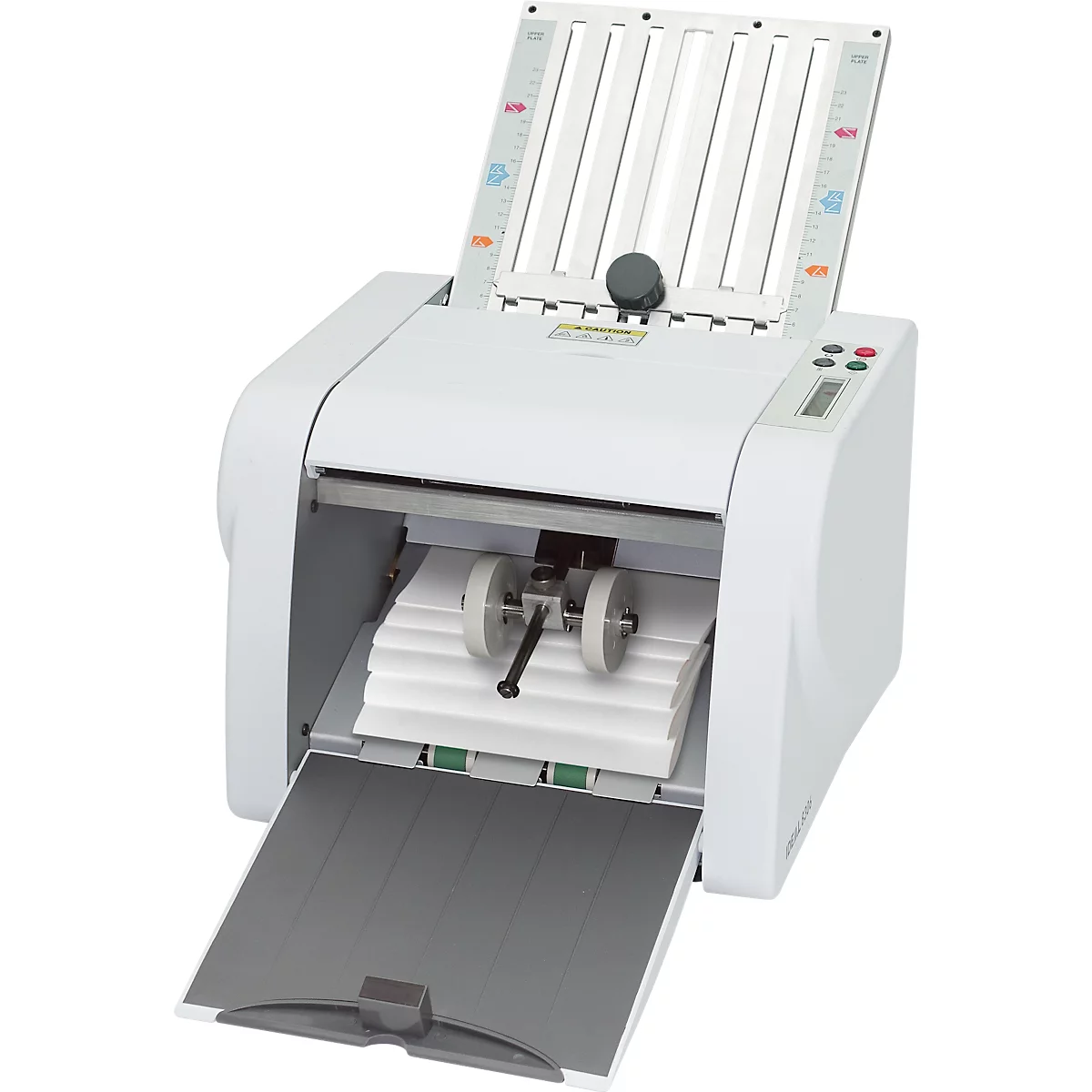 Ein weißer Papierfaltmaschine mit geöffneter Ablage und Papierstapel.