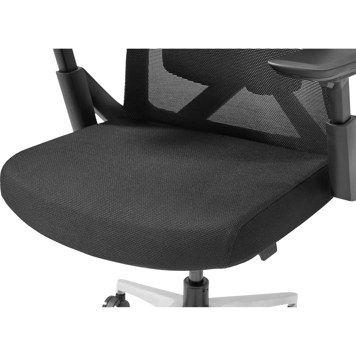 Detailaufnahme des schwarzen Sitzes eines Bürostuhls mit Netzrücken und Armlehnen.