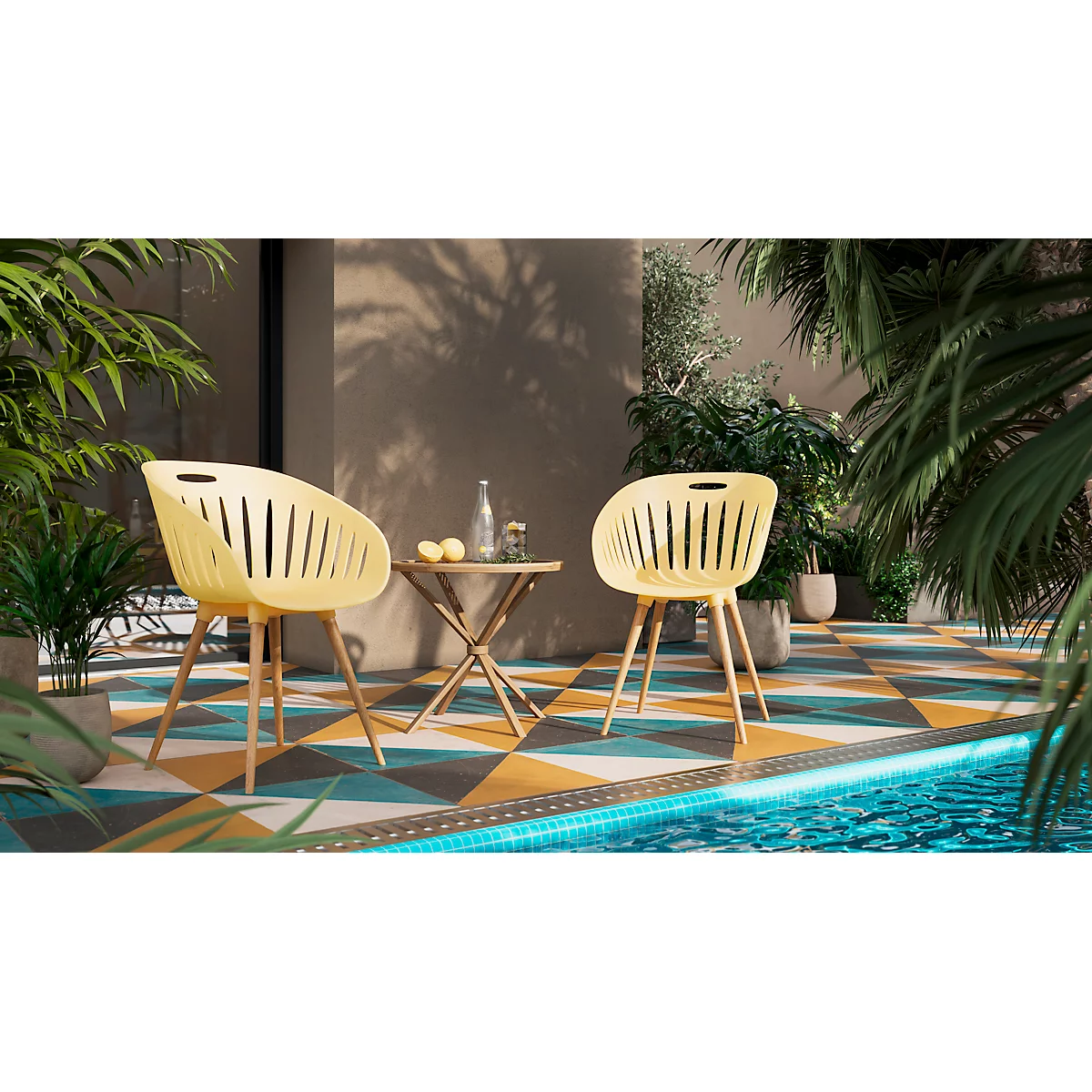 Twee gele stoelen staan voor een tafel, omringd door planten en een zwembad.