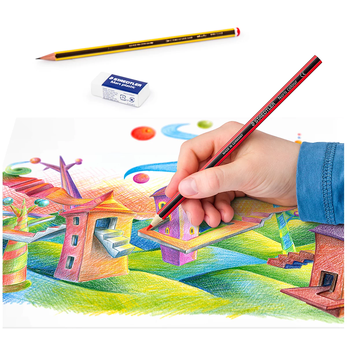 Hand zeichnet mit einem roten Bleistift ein buntes Bild. Im Hintergrund liegen ein gelber Bleistift und ein Radiergummi.