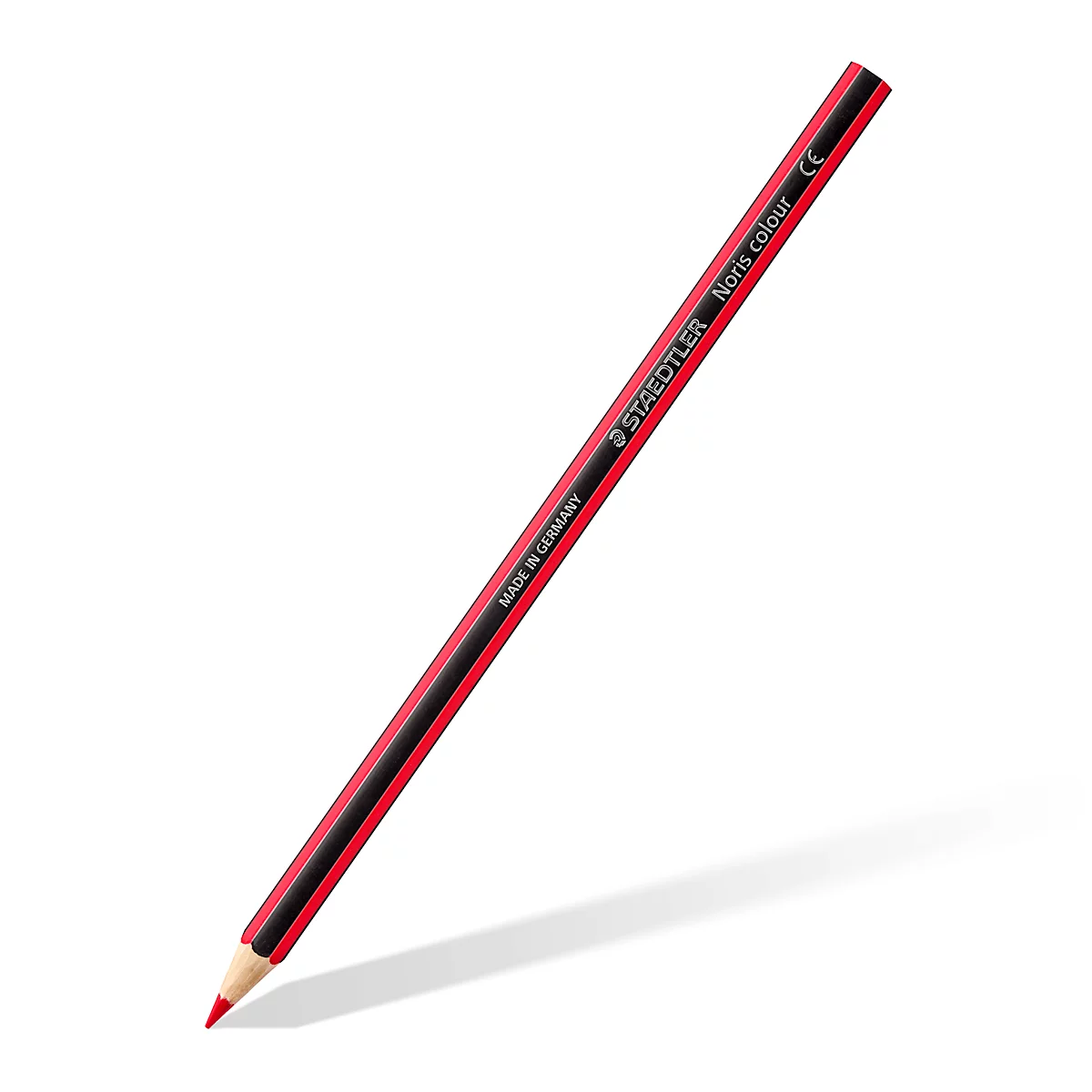 Roter Farbstift von Staedtler auf weißem Hintergrund. Schwarzer Streifen, Schriftzug.