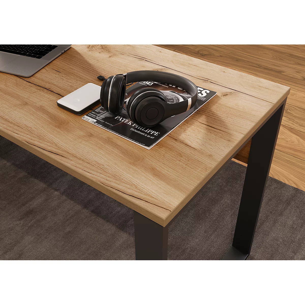 Table en bois avec casque, smartphone et magazine. Cadre en métal noir, aspect bois.