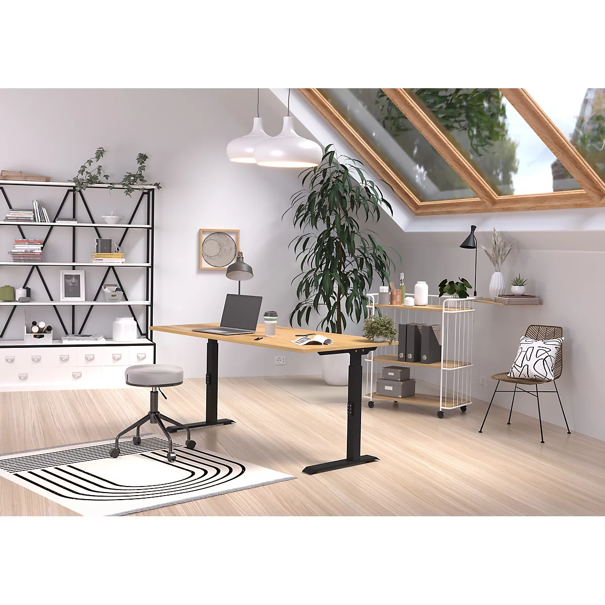 Un bureau à domicile lumineux avec un bureau réglable en hauteur, un ordinateur portable, des étagères et une chaise. Une fenêtre offre une vue sur l'extérieur.