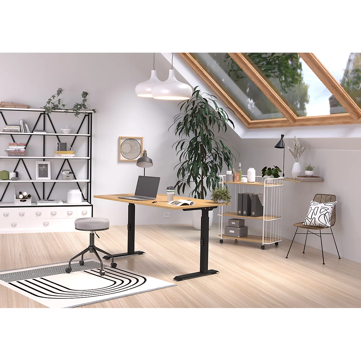 Lichte thuiskantoor met dakraam. Bureau met laptop, stoel en vloerkleed. Plankjes en planten decoreren de kamer.